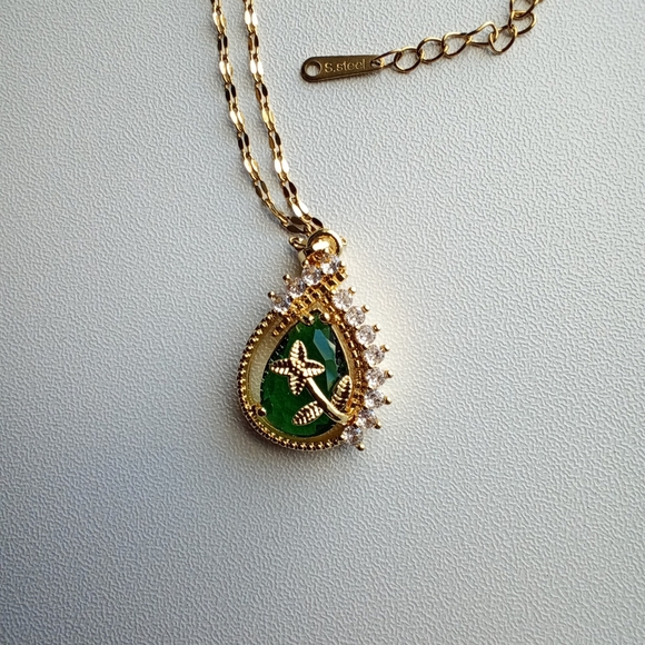 New Elegant Gold and Green Pendant Necklace - Picture 3 of 3